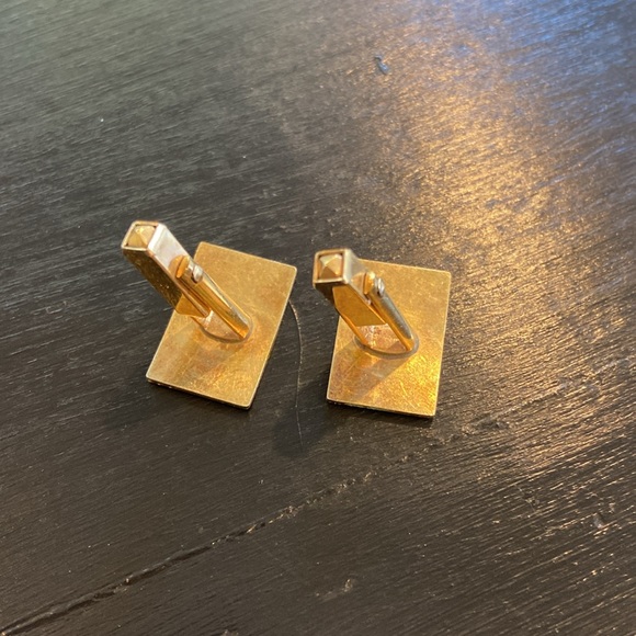 Two pairs of cufflinks.  Oval is silver Rectangle is gold tone - Picture 4 of 7